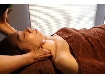 ジウ(Jiu)/負担のかかっている首の背面