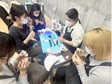 ネイルサロン ルーム 本八幡店(ROOM)の雰囲気（ミーティングでは、みんなで技術や接客を勉強しています！）