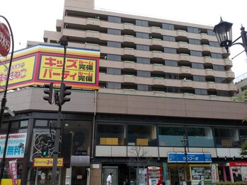 サロン デ モンターニユ(SALON DES montagnes)/マンションの6階にございます