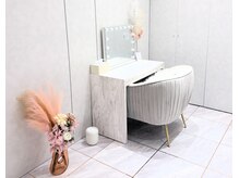アース エステティック 常盤平店(EARTH aesthetic)の雰囲気(”女優ミラー付きドレッサー"で施術直後からメイクOK♪)