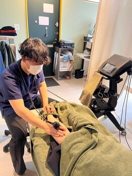 鮎接骨院の写真/【膝の痛み・脚の歪み改善】柔道整復師の骨格矯正で歩行を軽く◎O脚・X脚を整え、疲れにくい美脚へ！