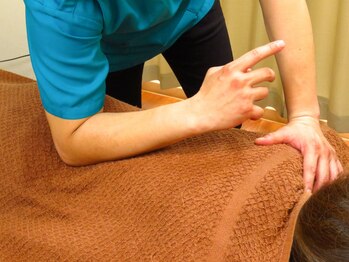 楽堂台湾漢方整体院の写真/【25年以上の経験】立つ・座るがつらい腰の痛みに。深部を捉えるツボ押し整体で、動ける軽やかな体へ。