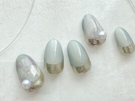 くすみブルーのニュアンスネイル