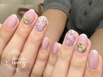 アイボリー(ivory)/ピンクのさくらんぼネイル