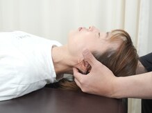 八起整骨院の雰囲気（首の負担を和らげる丁寧な施術です。）