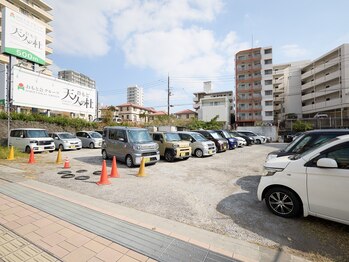 ゴホウビ オキナワ(GOHOBI OKINAWA)/TimesP隣に砂利の有人駐車場有り