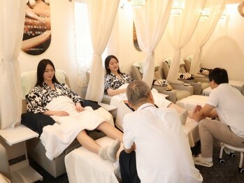 舒爽軒 中華街店(スーソウケン)の写真/多数メディア出演の人気店!《フットバス+肩もみ5分付足つぼ30分2名¥6000》グイグイくる本場の足つぼで爽快