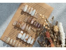 グレージュ×ゴールドの上質空間で、リラックスしながらネイルを