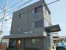 ヒトヒ(HITOHI)の雰囲気（こちらの建物の右側に駐車場3台分ご用意ございます♪）