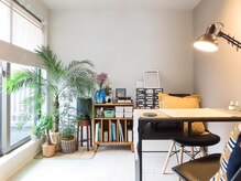 店内は緑が溢れるナチュラルな雰囲気