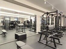 ヘルスジム(Health Gym)の雰囲気（広々したトレーニング施設）