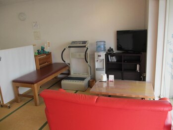 整体ほぐし ヤワラ(和)/待合スペースではゆっくりTVを