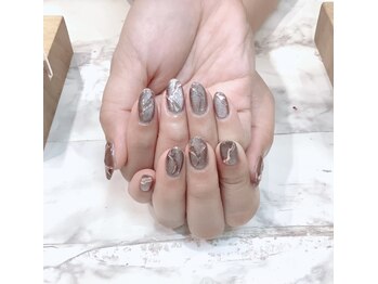 ネイルサロン フィオーレの写真/選べるカラーや豊富なデザインでキラリと光る個性的な指先に☆理想のデザインにカスタマイズOK！