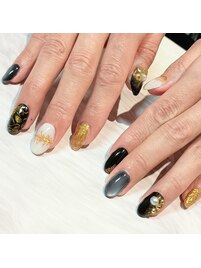 ゴールド×黒ゴージャスネイル