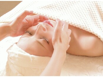 サロン ド ユウ(salon de Y)の写真/小顔の敵は『頭皮と骨格の緩み』だった!集中矯正で下がったフェイスラインを元の位置へ引き戻す!徹底にケア