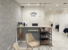 ラグーンアイ(LAGOON EYE)の雰囲気（白を基調としたシックな店内♪メイクスペース完備）