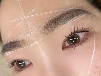 シャンブル(Chambre)の写真/お顔の印象の8割を決める眉毛はプロにお任せ下さい！骨格に合わせ黄金比をマッピングしデザインをご提案◎