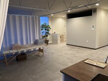 アントラージュココロ(Entourage 心)/メインルーム／受付からの目線