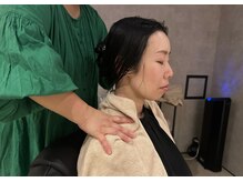 ヘッドスパ整作所/トレーナー監修◎首肩マッサージ