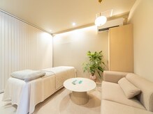 RESIDE AO KUMAGAYAの雰囲気（落ち着くプライベート空間。ソファーでおくつろぎください。）