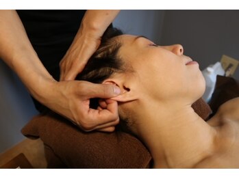 ジウ(Jiu)/耳のマッサージ