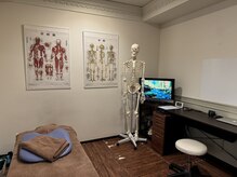 もみの木 蛍池整体院の雰囲気(施術室には人体模型があります)