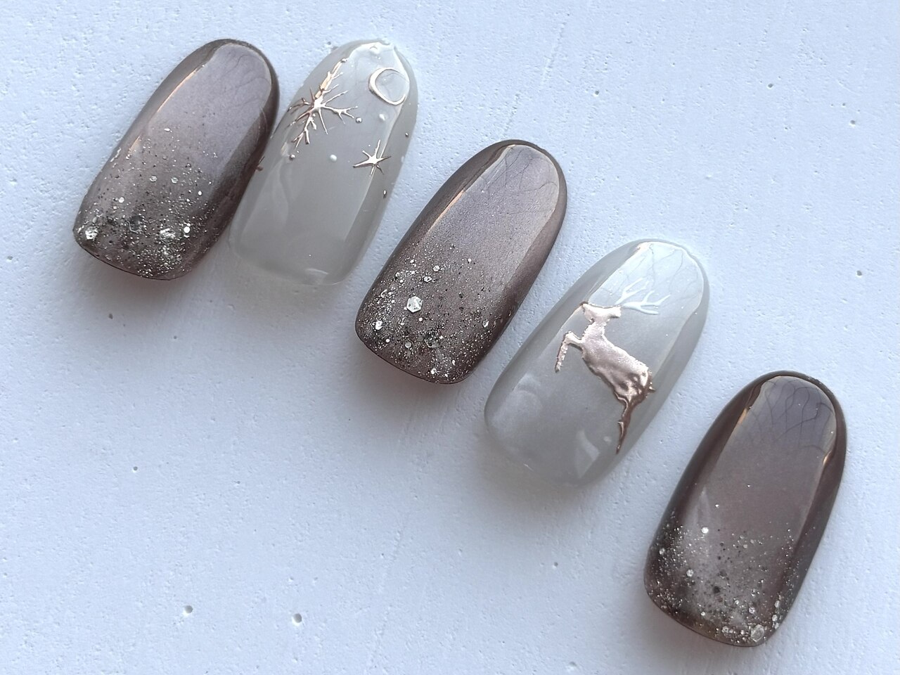 2025年-2026年冬トレンド】マグネットジェルのネイルデザイン集｜人気