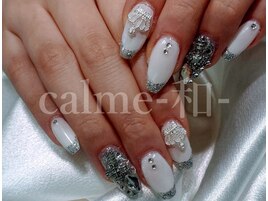 白と銀が輝く王冠ネイル