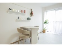 プアレ(puare)の雰囲気（白とグレージュを基調とした、大人可愛い店内でお寛ぎください）