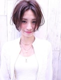 面長さんにぴったりのショートヘア。毛先の動きで輪郭をかわいくカバー
