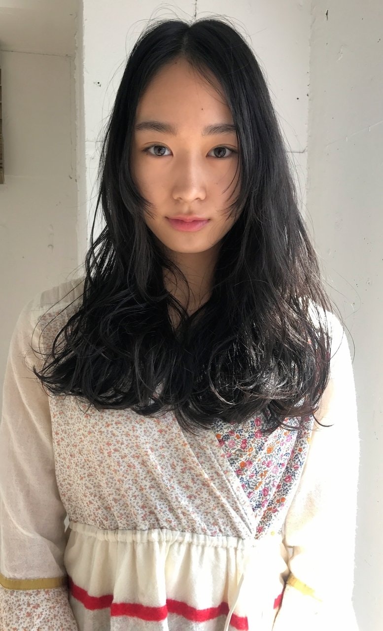 黒髪で作る秋冬ヘアカラー 透明感とツヤ感にニュアンスカラーをプラスして ホットペッパービューティーマガジン 黒髪で作る秋冬ヘアカラー 透明感とツヤ感にニュアンスカラーをプラスして ホットペッパービューティーマガジン