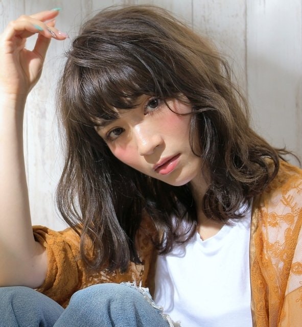 髪色をオリーブカラーでアンニュイに 大人女子におすすめ こなれへア にチェンジ ホットペッパービューティーマガジン 髪色をオリーブカラーでアンニュイに 大人女子におすすめ こなれへア にチェンジ ホットペッパービューティーマガジン