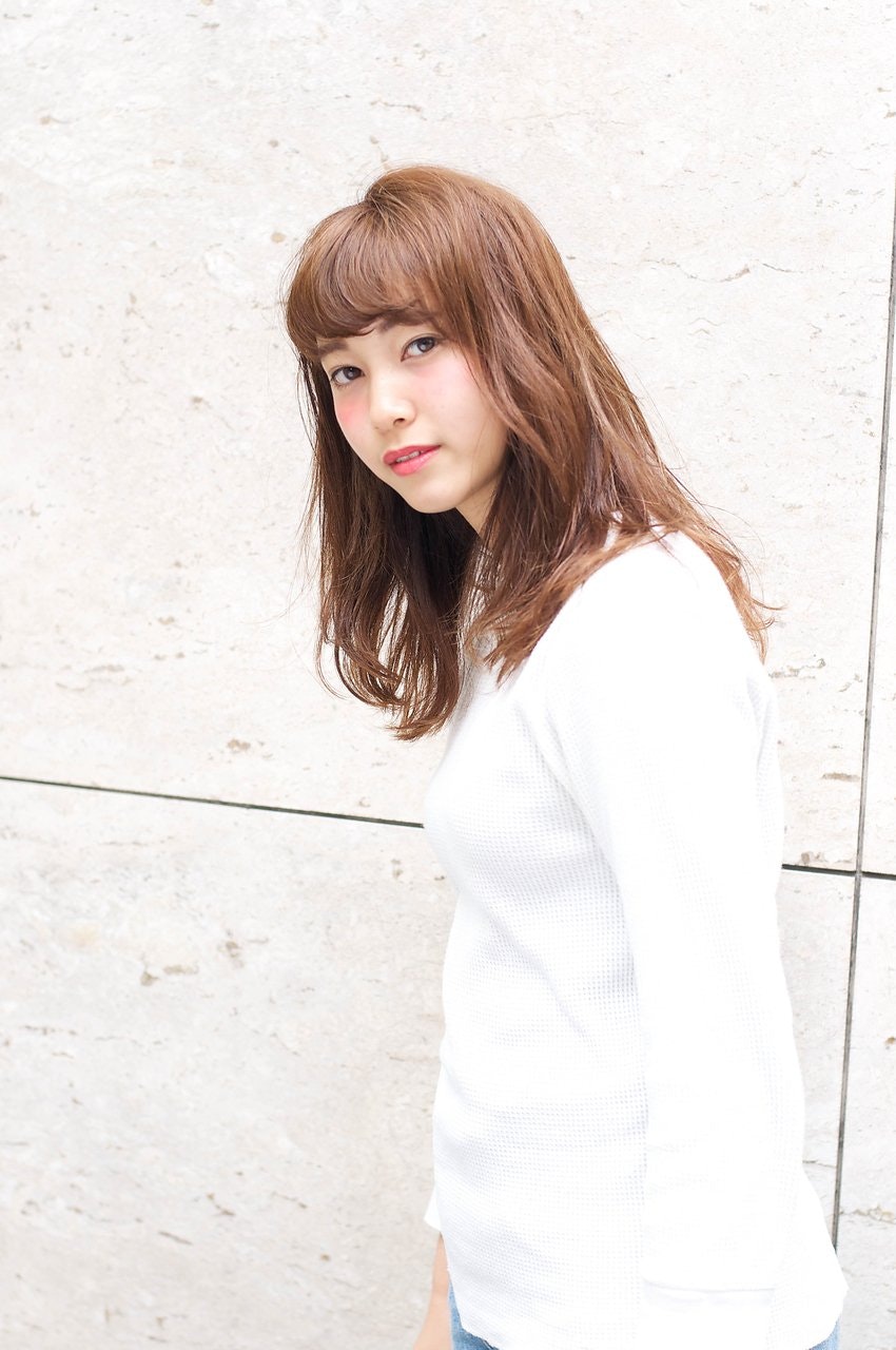 面長なんて言わせない!小顔効果はセミロングで最大限に引き出せる。明日から小顔美人に大変身♪のサムネイル画像