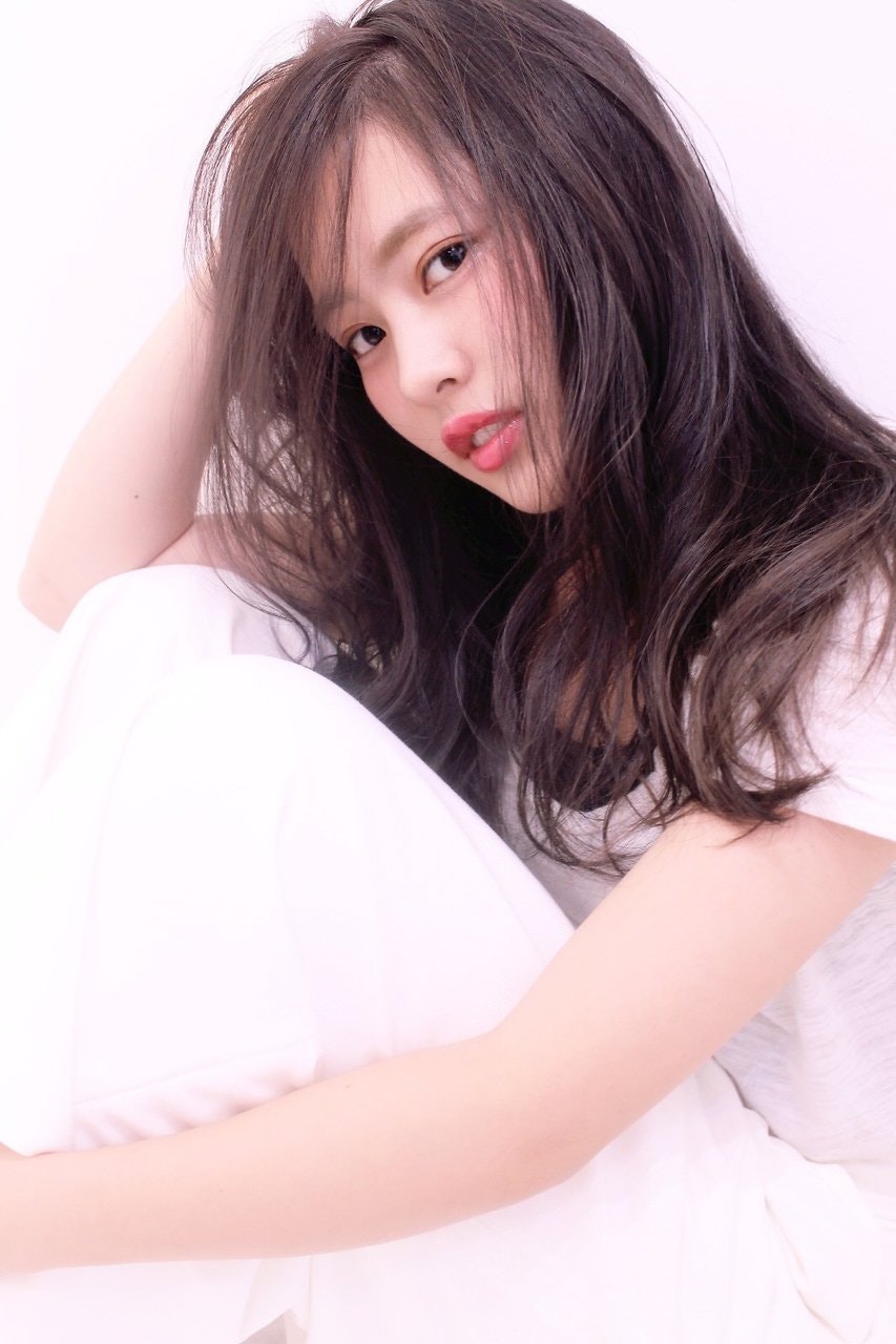 ラベンダーのヘアカラーが新鮮♡暗色ヘアカラーには透明感とツヤ感をプラスしてのサムネイル画像