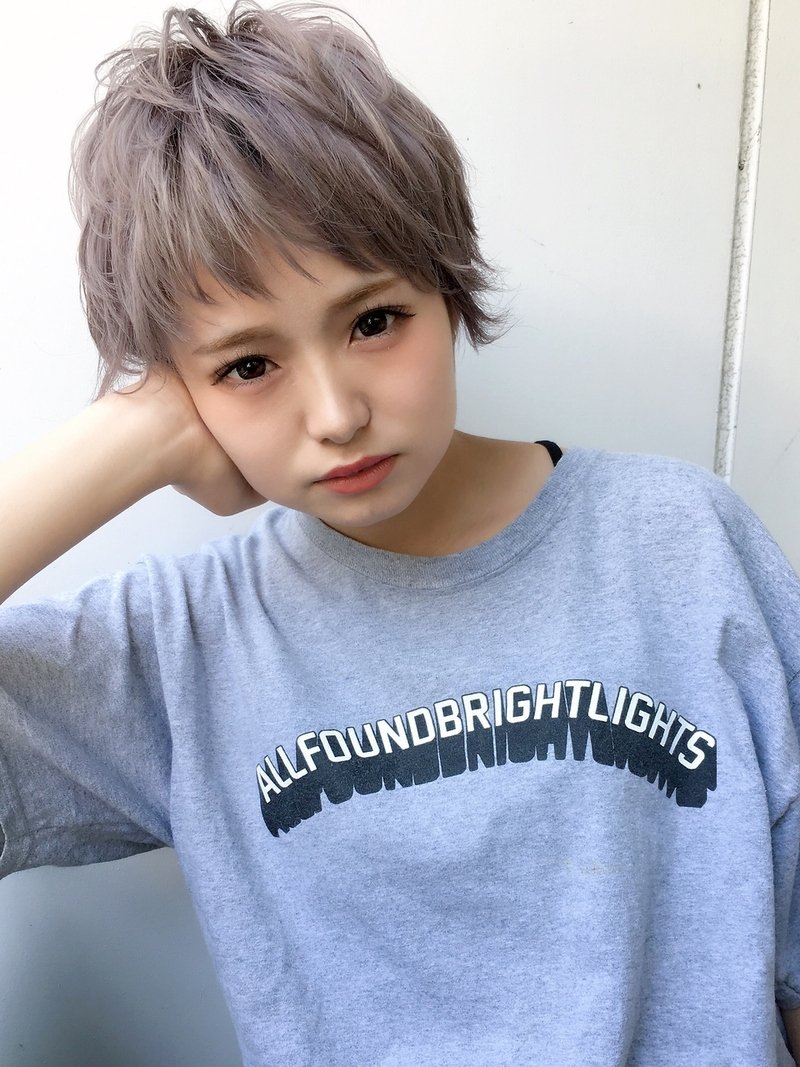 ホワイトアッシュのヘアカラーが一押し フェアリーな透明感で可愛いルーズウェーブを実現 ホットペッパービューティーマガジン