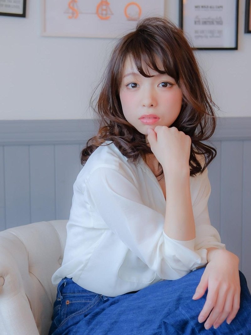 18 春 セミロングはパーマで魅せる デジタルパーマの柔らかいカールで温かみのある表情に ホットペッパービューティーマガジン 18 春 セミロングはパーマで魅せる デジタルパーマの柔らかいカールで温かみのある表情に ホットペッパービューティーマガジン