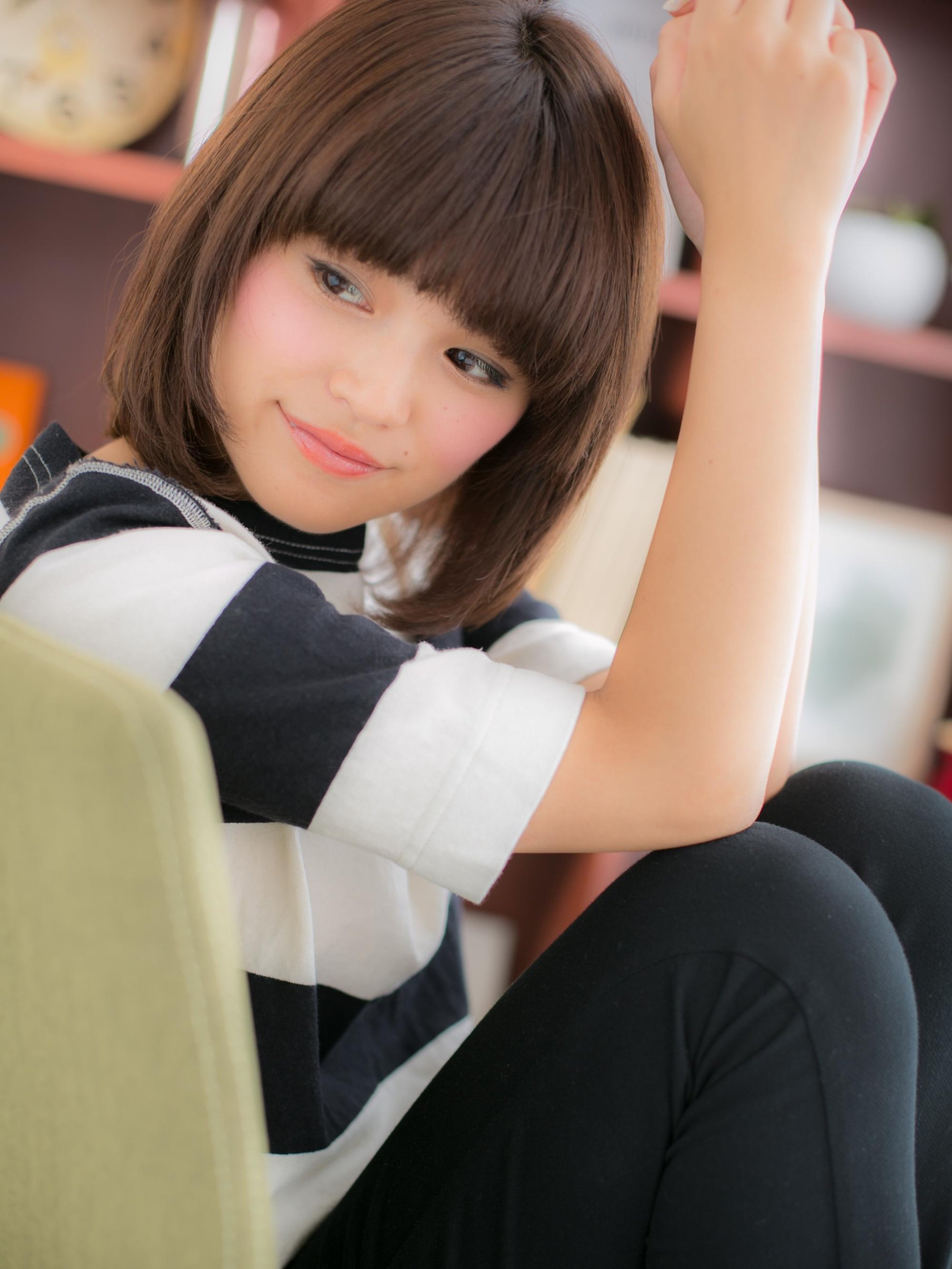重めのぱっつんバング 前髪からのぞくアンニュイな眼差しが色っぽくて大人可愛い ホットペッパービューティーマガジン 重めのぱっつんバング 前髪からのぞくアンニュイな眼差しが色っぽくて大人可愛い ホットペッパービューティーマガジン