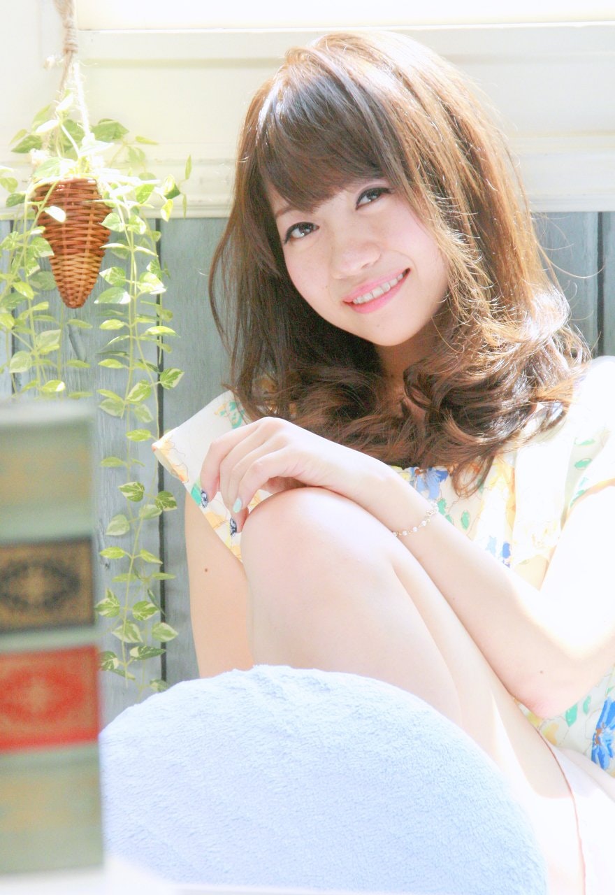 ロングヘアの毛先パーマって大人可愛すぎる ワンカール ふわふわパーマあなたはどちら派 ホットペッパービューティーマガジン