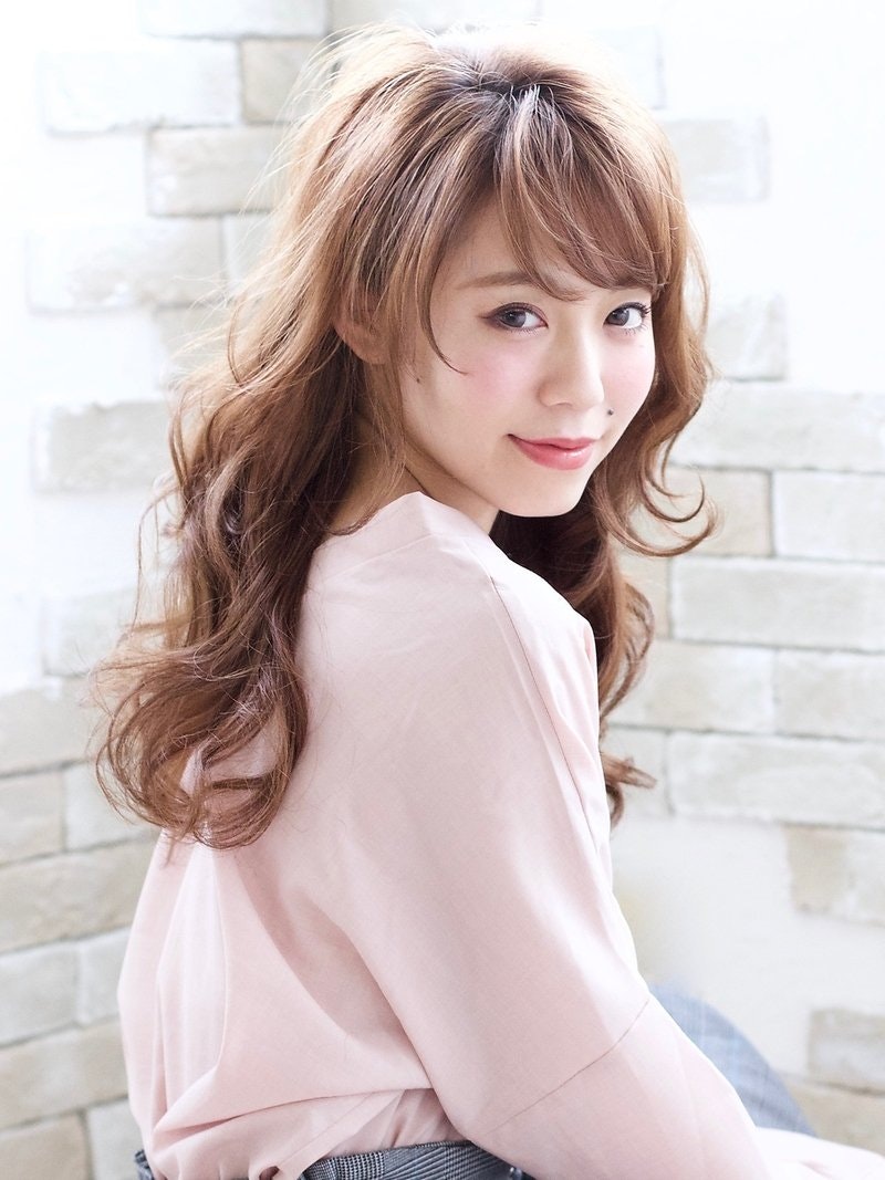 ピンクベージュでオシャ見えを狙う♡春におすすめな最旬ヘアカラー集のサムネイル画像