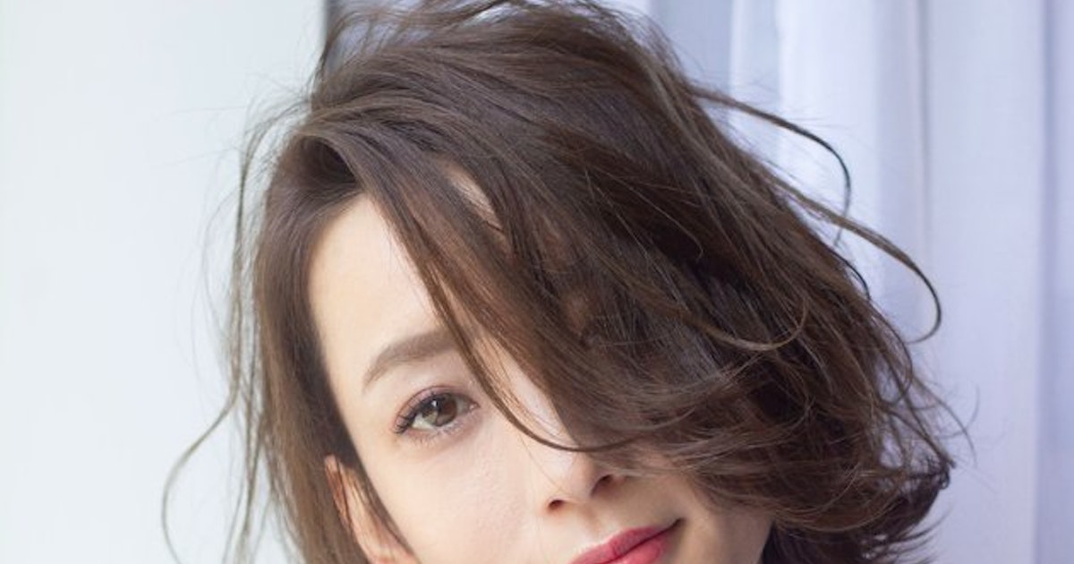 21春 最旬 グレー系 の髪色になるヘアカラーで手に入れる 海外セレブ風のこなれスタイル ホットペッパービューティーマガジン 21春 最旬 グレー系 の髪色になるヘアカラーで手に入れる 海外セレブ風のこなれスタイル ホットペッパービューティーマガジン