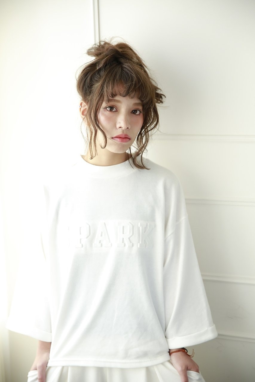 可愛いだけじゃない！おくれ毛ヘアアレンジの「小顔効果」を解明してみよう♪のサムネイル画像
