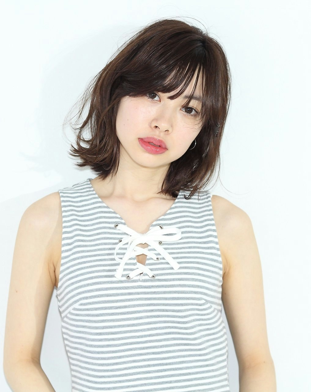 前髪からのぞく視線にキュン♡ちょっぴり長めのうざバングで魅せる!のサムネイル画像