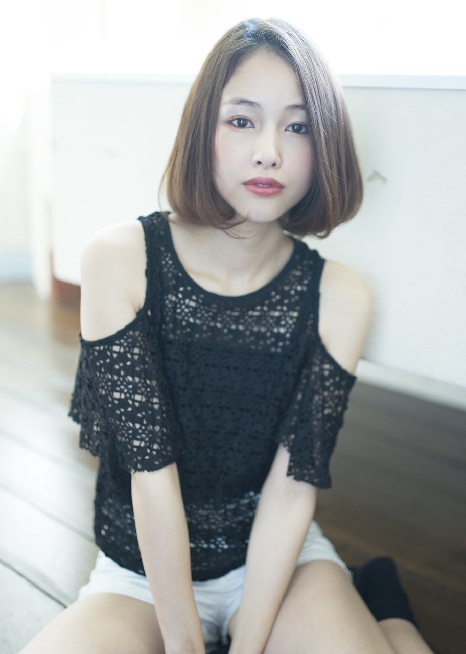 センター分けボブが注目度急上昇中!小顔効果も◎な愛されスタイルのサムネイル画像