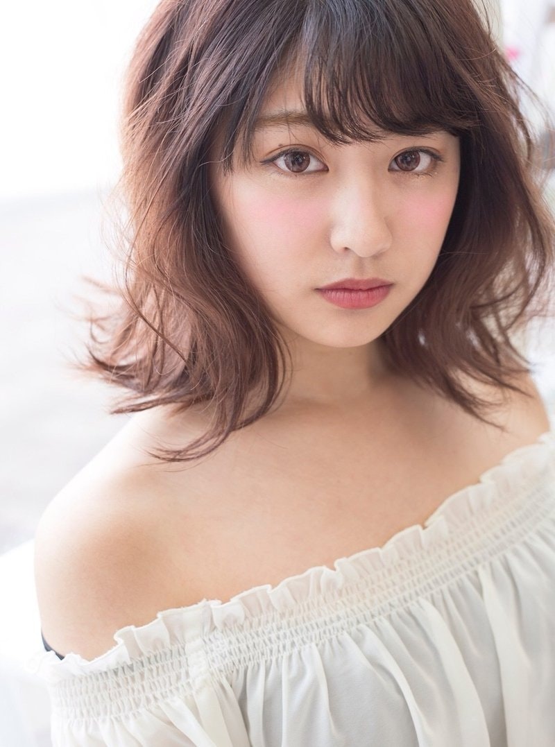 18 春 ミディアムヘアの外ハネで小粋な雰囲気に 伸ばしかけでもおしゃれな髪をゲット ホットペッパービューティーマガジン 18 春 ミディアムヘアの外ハネで小粋な雰囲気に 伸ばしかけでもおしゃれな髪をゲット ホットペッパービューティーマガジン