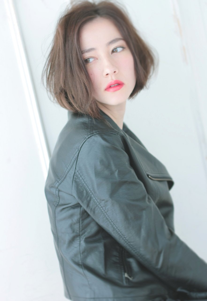 注目の「前下がりボブ」でゆるふわウェーブ♡大人可愛いボブスタイル集のサムネイル画像