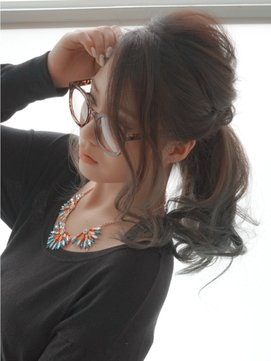 首元からチラリ☆”鎖骨見せ”ヘアでセクシーにニットを着こなそうのサムネイル画像