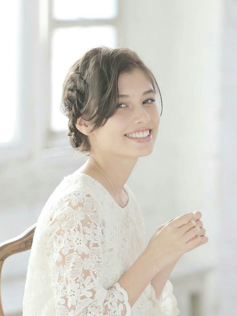 18 花嫁さんの髪型はドレスのシルエット別に選ぶ ウェディングドレスの次はヘアアレンジ ホットペッパービューティーマガジン