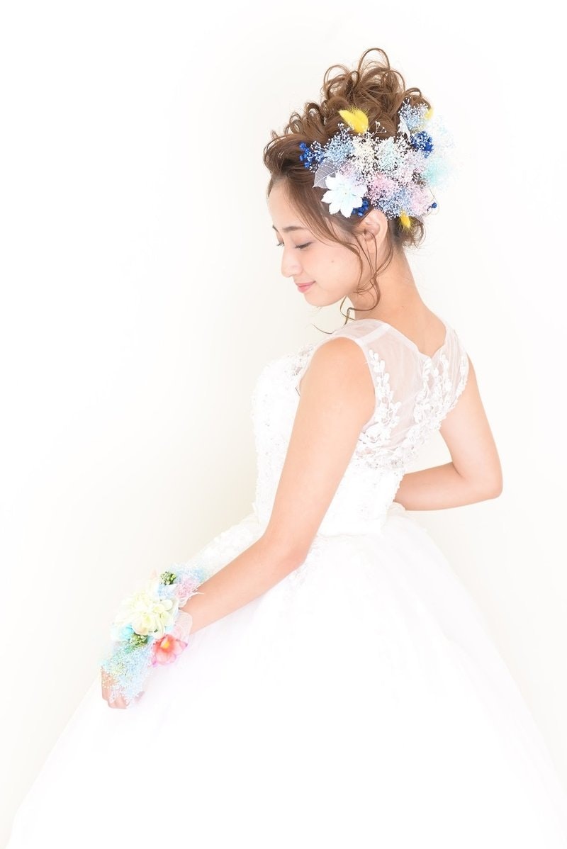 18 春 華やかなウェディングドレスに似合う髪型 お色直しにもおすすめのへアアレンジ特集 ホットペッパービューティーマガジン