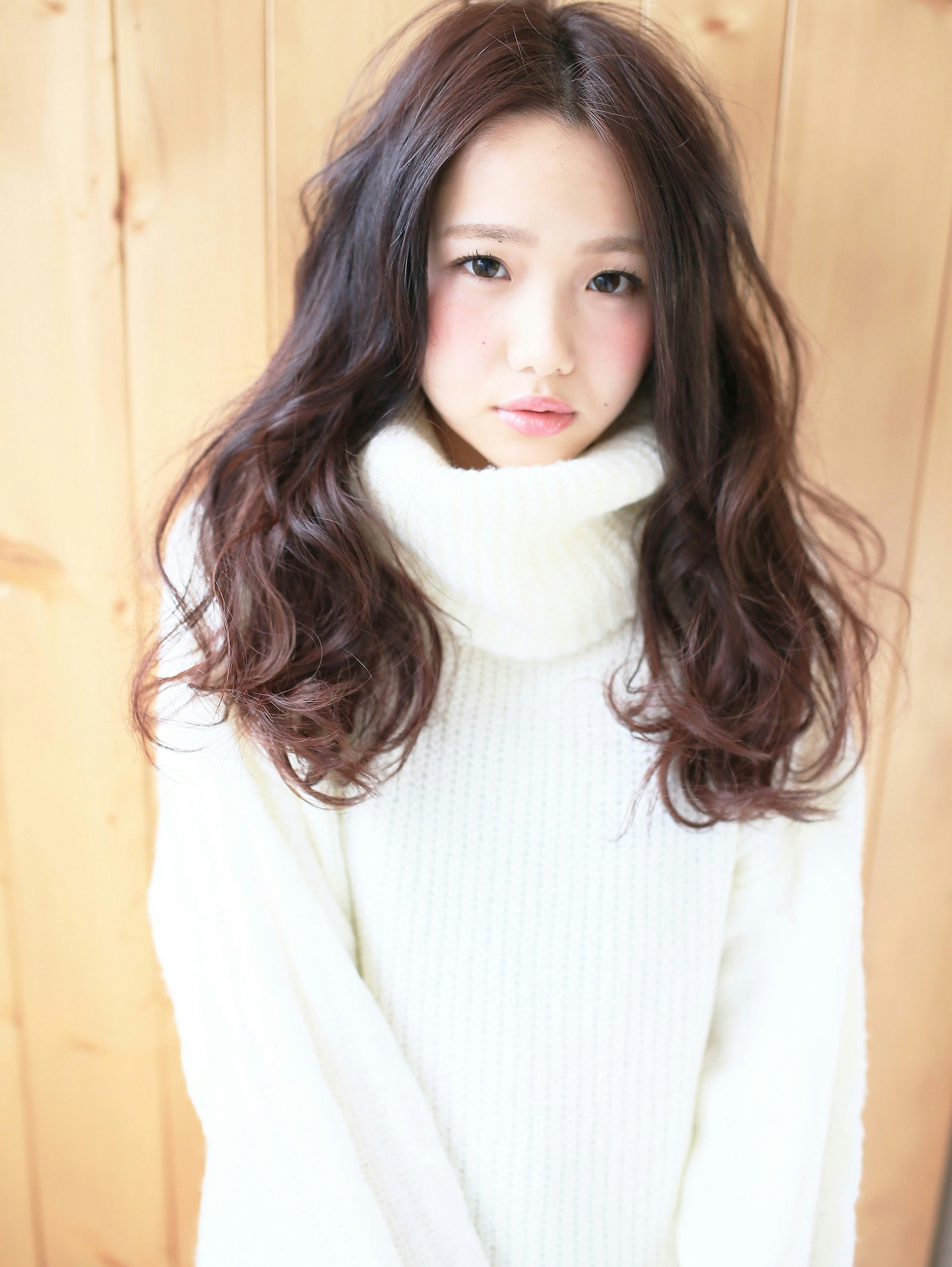 赤みをプラスで大人の色気♡大人セクシーなモテ髪は”暗めレッド系”の髪色が超おすすめのサムネイル画像