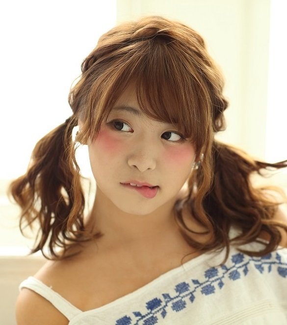 誰でも可愛くなれてクラスで話題の的に♪JKに似合うツインテールアレンジのサムネイル画像